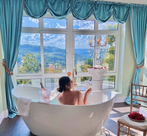 Suíte luxuosa com banheira no Le Boutique Hotel Gramado
