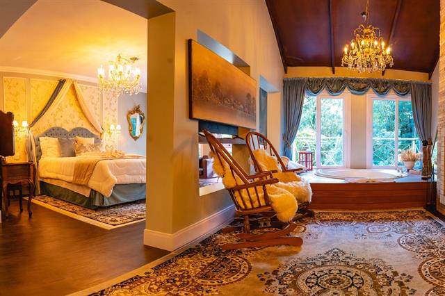 Suíte Bordeaux Le Boutique Hotel Gramado com banheira de hidromassagem